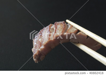 Thick cut beef tongue 40802418
