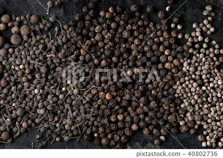 Variety of black peppers Variety of black peppers 40802736