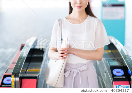 Business woman (commuting - smartphone) photography cooperation "Keio Electric Railway Co., Ltd." 40804317