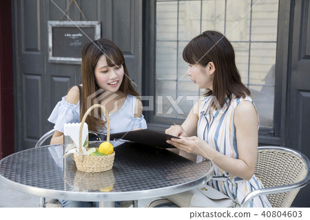 A young woman who talks at an open cafe 40804603