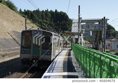 Toyohara Station under construction and Tohoku Main Line 701 series 40804678