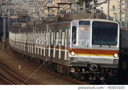 Subway Fukutoshin Line 7000 series (8 cars) directly connected to the Tokyu Toyoko Line 40805885