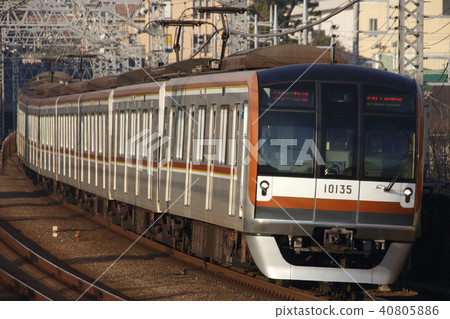 Subway Fukutoshin Line 10000 series with direct access to Tokyu Toyoko Line 40805886