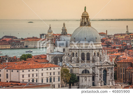 Beautiful view of the Grand Canal and Basilica  40805900