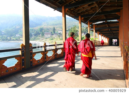 Young monks walking on  PUNA MOCCHU BAZAM bridge 40805929