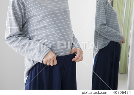 30多歲的女人看著鏡子 40806454