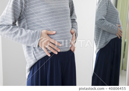 Women in their 30s watching the mirror 40806455