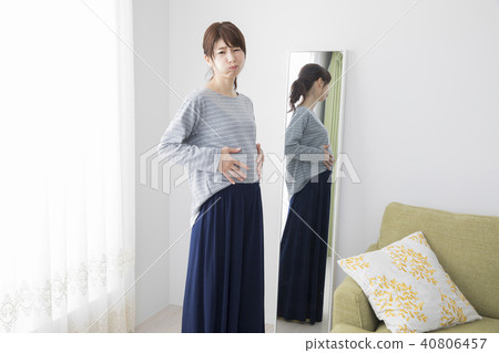 Women in their 30s watching the mirror 40806457