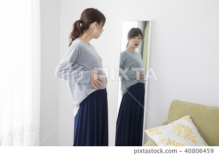 30多歲的女人看著鏡子 30多歲的女人看著鏡子 40806459