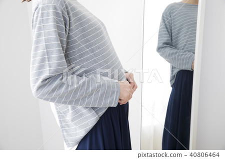 30多歲的女人看著鏡子 40806464