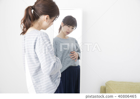 30多歲的女人看著鏡子 40806465