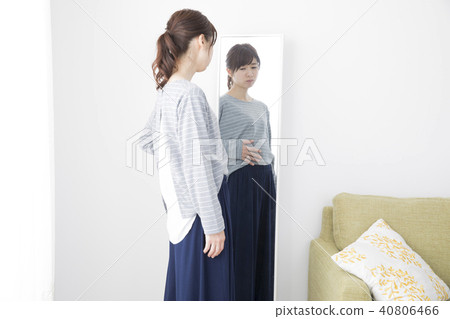 30多歲的女人看著鏡子 40806466