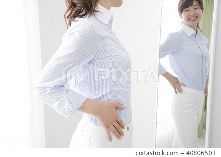 Women in their 30s watching a mirror 40806501