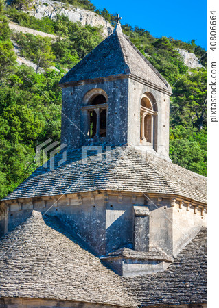 Lavender in front of the abbaye de Senanque  40806664