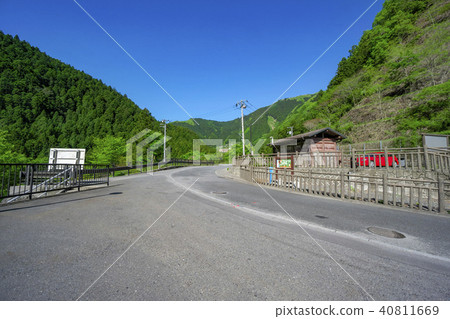 新綠色白色圈子水壩停車場 40811669