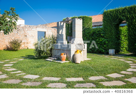 Vintage water well Vintage water well 40816368