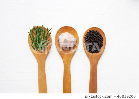 Garlic with rosemary and black peppercorn Garlic with rosemary and black peppercorn 40819206