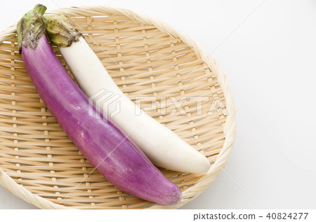 白色長茄子和淡紫色長茄子 40824277