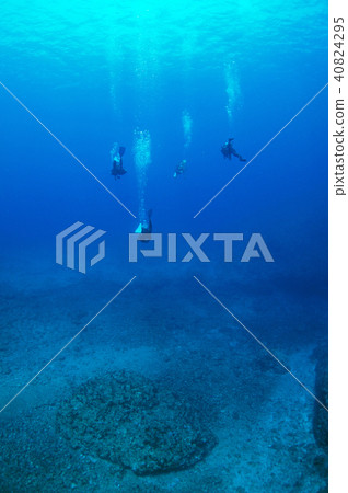 藍色的大海和潛水員 40824295