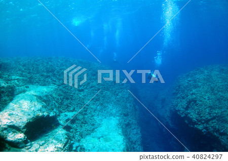 隨著藍色的大海和潛水員 40824297