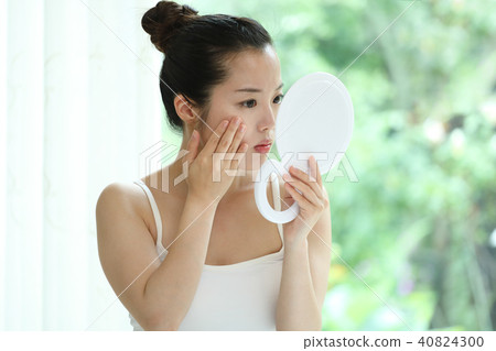 Women who care about fine wrinkles on eyes 40824300