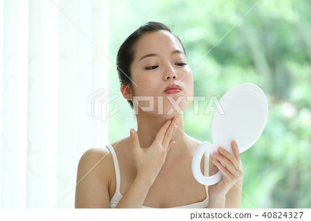 女人關心下巴下的鬆弛 40824327