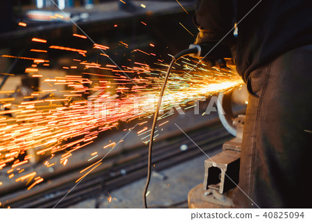 Working saws iron sparks 40825094