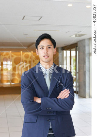 Smiling businessman 40825357