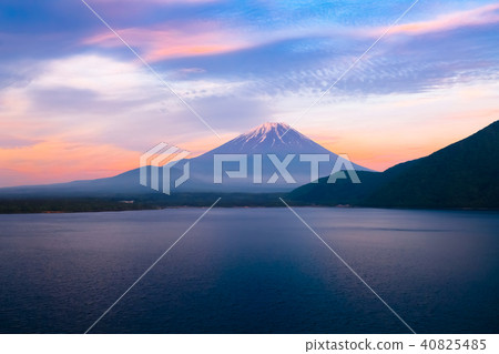 日落的湖Motosu和富士山 40825485