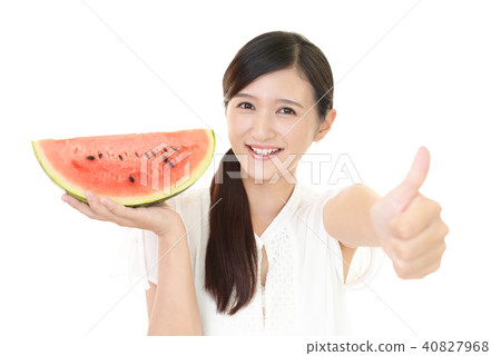 A smiling woman with fruit 40827968