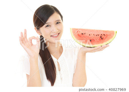 A smiling woman with fruit 40827969