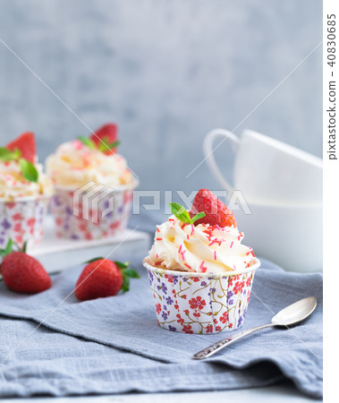 Homemade muffins or cupcakes with vanilla cream 40830685