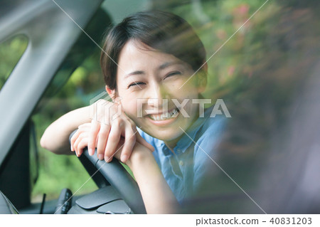 Drive female 1 person 40831203