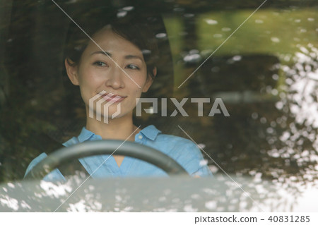 一個女人帶著微笑開車 一個女人帶著微笑開車 40831285