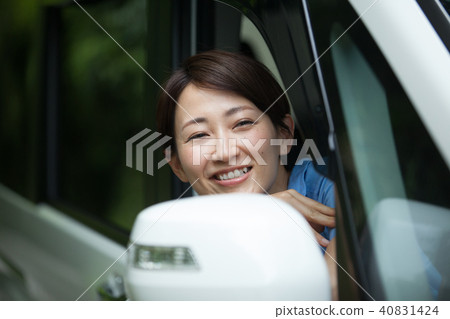 一個從駕駛座上出發的女人 一個從駕駛座上出發的女人 40831424