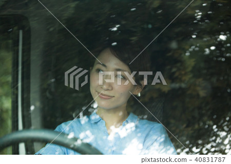A woman driving a car 40831787