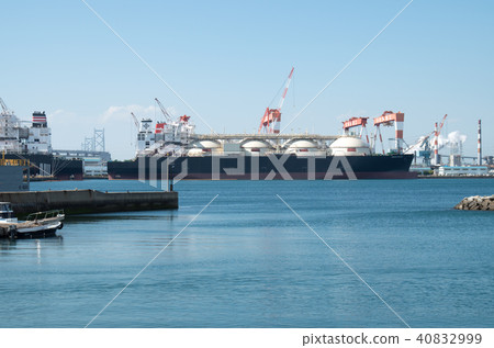 Wave of bay and shipyard LNG tanker Wave of bay and shipyard LNG tanker 40832999