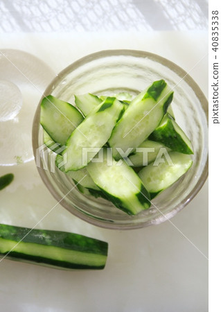 用玻璃醃黃瓜機輕輕醃製黃瓜 40835338
