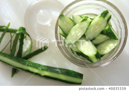 用玻璃醃黃瓜機輕輕醃製黃瓜 用玻璃醃黃瓜機輕輕醃製黃瓜 40835339