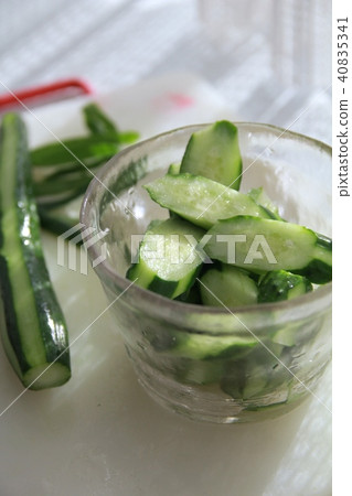 用玻璃醃黃瓜機輕輕醃製黃瓜 用玻璃醃黃瓜機輕輕醃製黃瓜 40835341