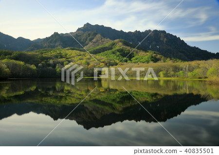 A fresh green color shining mirror pond 40835501