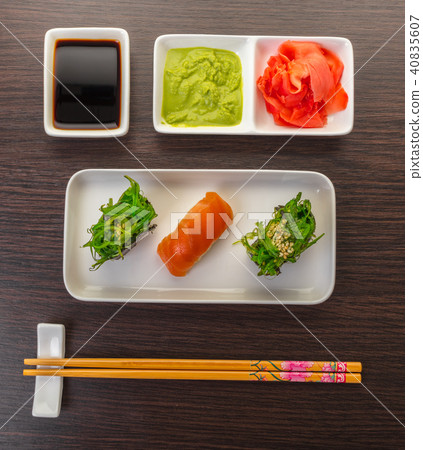 sushi with salmon and spicy gunkan 40835607