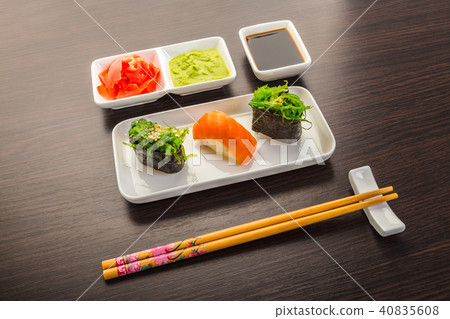 sushi with salmon and spicy gunkan 40835608