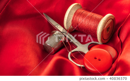 red thread with buttons 40836370