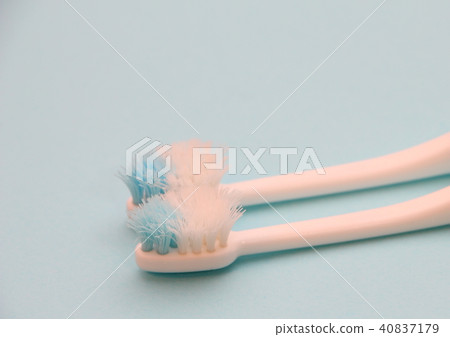 Worn out, a toothbrush opened with hair ends. 40837179