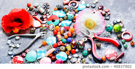 Beads and poppy 40837802
