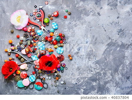 Beads and poppy 40837804