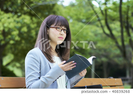 A young lady who reads in a fresh green beautiful park A young lady who reads in a fresh green beautiful park 40839268