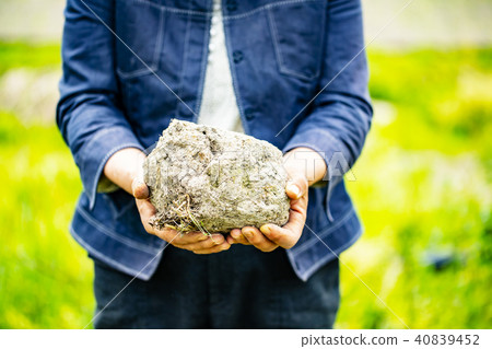 人們用手拿著大塊粘土 人們用手拿著大塊粘土 40839452