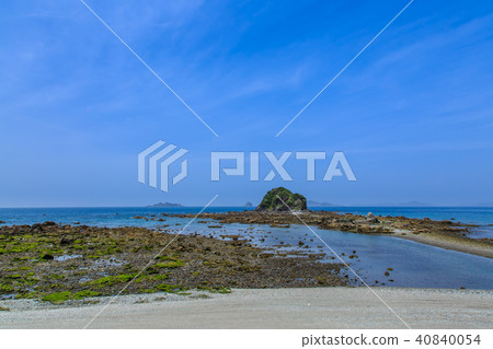 Road to Tanokojima at the time of the tide [Namozakicho, Nagasaki City, Nagasaki Prefecture] 40840054